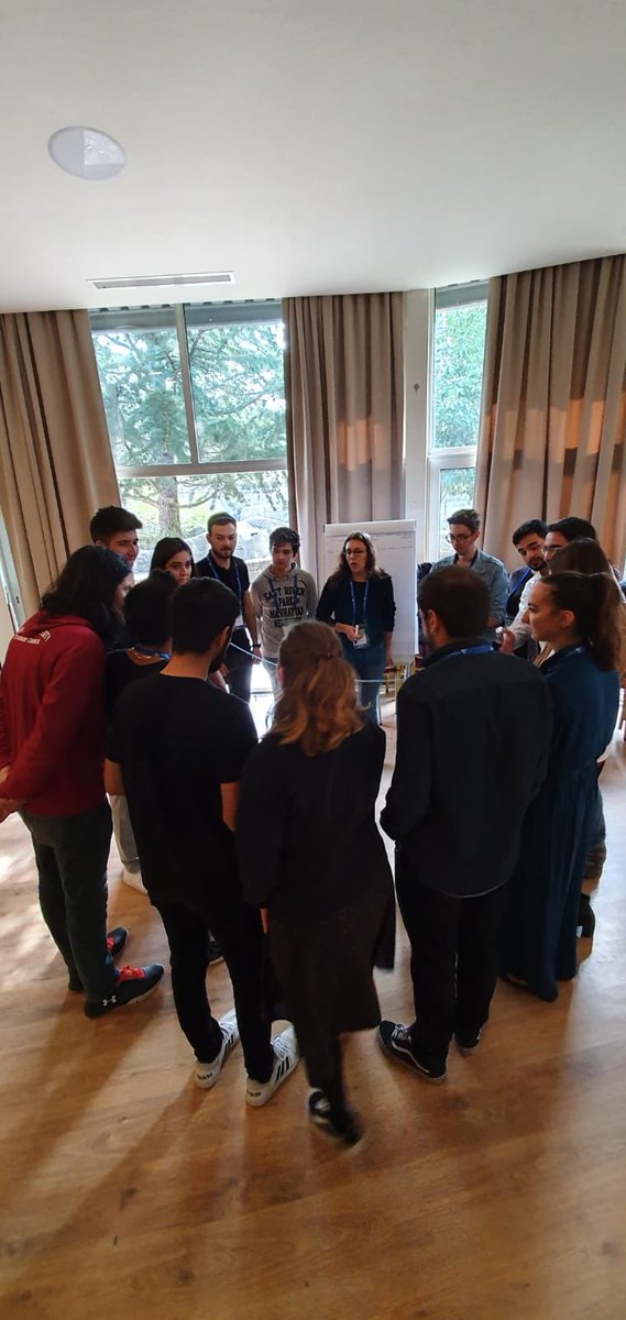 Geçen hafta sonu  gitmiş olduğumuz Öğrenci Kulüpleri Çalıştayı etkinliğinde dönem içerisinde yapmayı planladığımız etkinliklerimizi,fikirlerimizi diğer kulüplerlerdeki arkadaşlarımızla paylaştık.Etkinliğe katılan bütün kulüplere ve okula,emeklerinden dolayı teşekkür ederiz! 👔📋