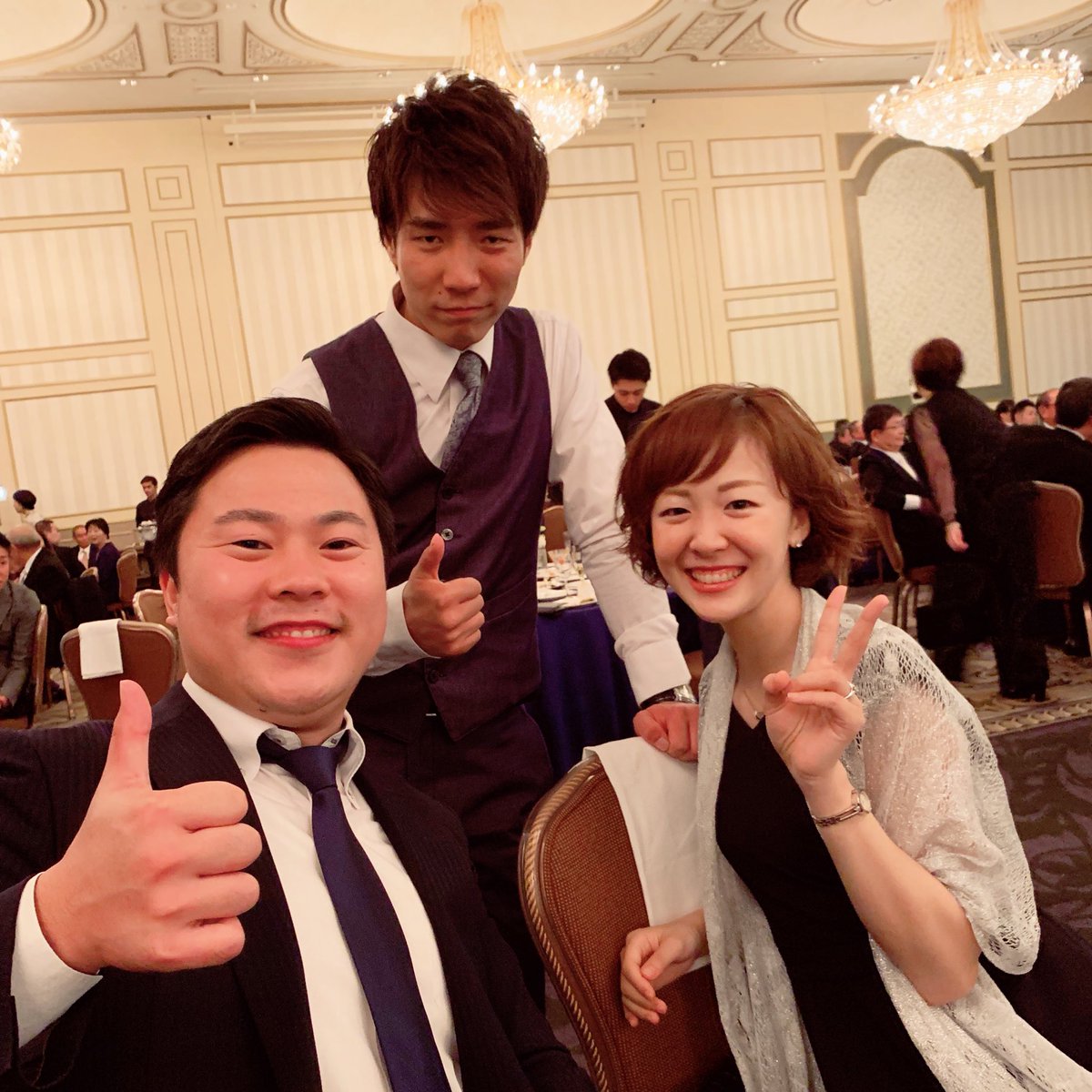 chinappiii's tweet photo. 高校時代、同級生に歌が上手な子が本当に沢山いたんです。その中で私が勝手に仲間意識というか、コイツに負けたくない！って思ってた2人。10年経った今、写真中央の彼はシンガーソングライターとして活動しています。
沢山の人に聞いてほしい素敵な歌声です。
#hyogi 
https://t.co/9vUeJX77Uv https://t.co/cPd6OlJVba
