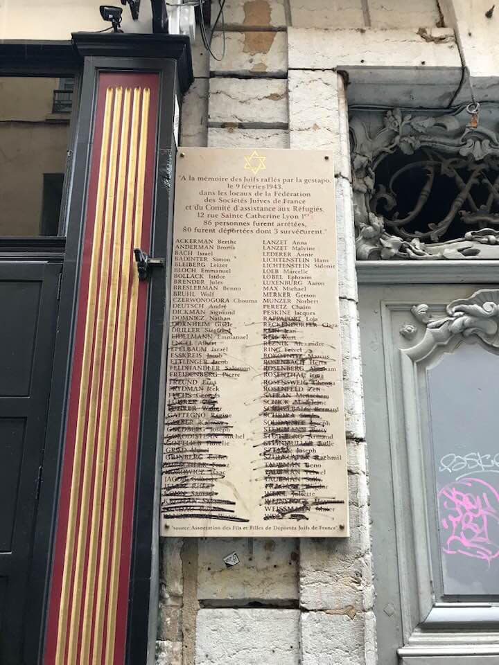 [1/2] Ceux qui ont fait ça ne sont pas de simples tagueurs. Ils ont barré les noms de victimes d’un crime contre l’Humanité commis à Lyon, rue Sainte-Catherine, le 9 février 1943, par Klaus Barbie et ses hommes.