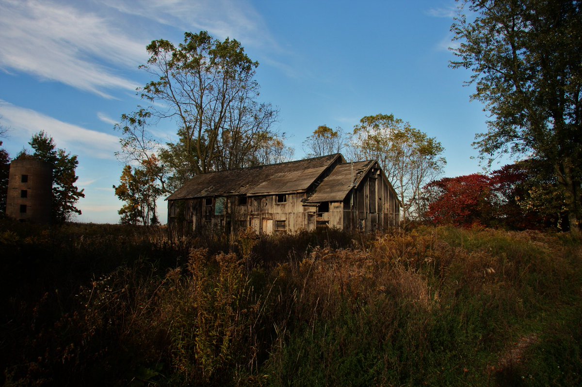 MikeWil32606343's tweet photo. Stumbled across this beauty on my #roadTrip on Saturday. #wanderingweekends #getoutside #getoutdoors #explore #ShareYourWeather #shareyourhappy #abandonedplaces #farm @weathernetwork @CanonCanada #ofcourseiwentinside #fallcolours #Autumn 2019 https://t.co/CAAWnGvU5P