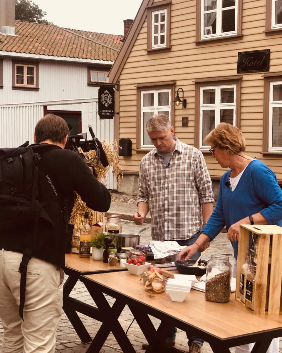 steadygum's tweet photo. SteadyGum is so compact and light that you can even use it under your backpack without a problem. As our colleagues from Norway, you can also start enjoying all the benefits of #steadygum
.
.
.
#camerageargeeks #cameraop #cameracrew #tvoperator #cameralife #tvproduction #filmgear https://t.co/Uc4XEByspi