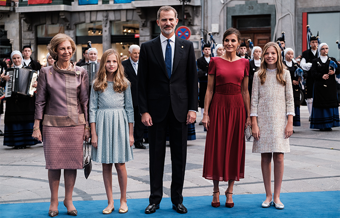 UJComunista_'s tweet photo. Estos días estamos asistiendo a la más burda y servil campaña propagandística a favor de la Monarquía.

En el marco de los Premios Princesa de Asturias y el 14 cumpleaños de Leonor, los medios de comunicación cumplen su función ➡️ fortalecer los pilares del Régimen.

👇 HILO 👇 https://t.co/OZkLYyoyNf