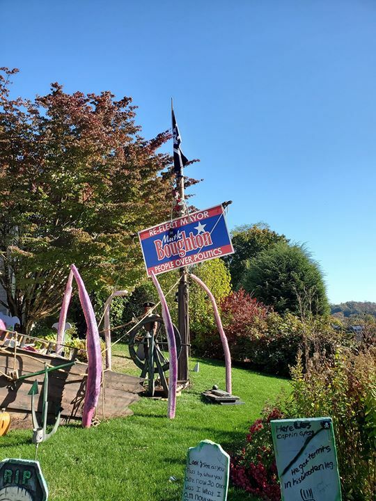 ExMayorMark's tweet photo. Deer Hill getting into the Halloween spirit! #taxpayertested #taxpayertrusted https://t.co/ieHJiG0vQa https://t.co/mY54rW43GT