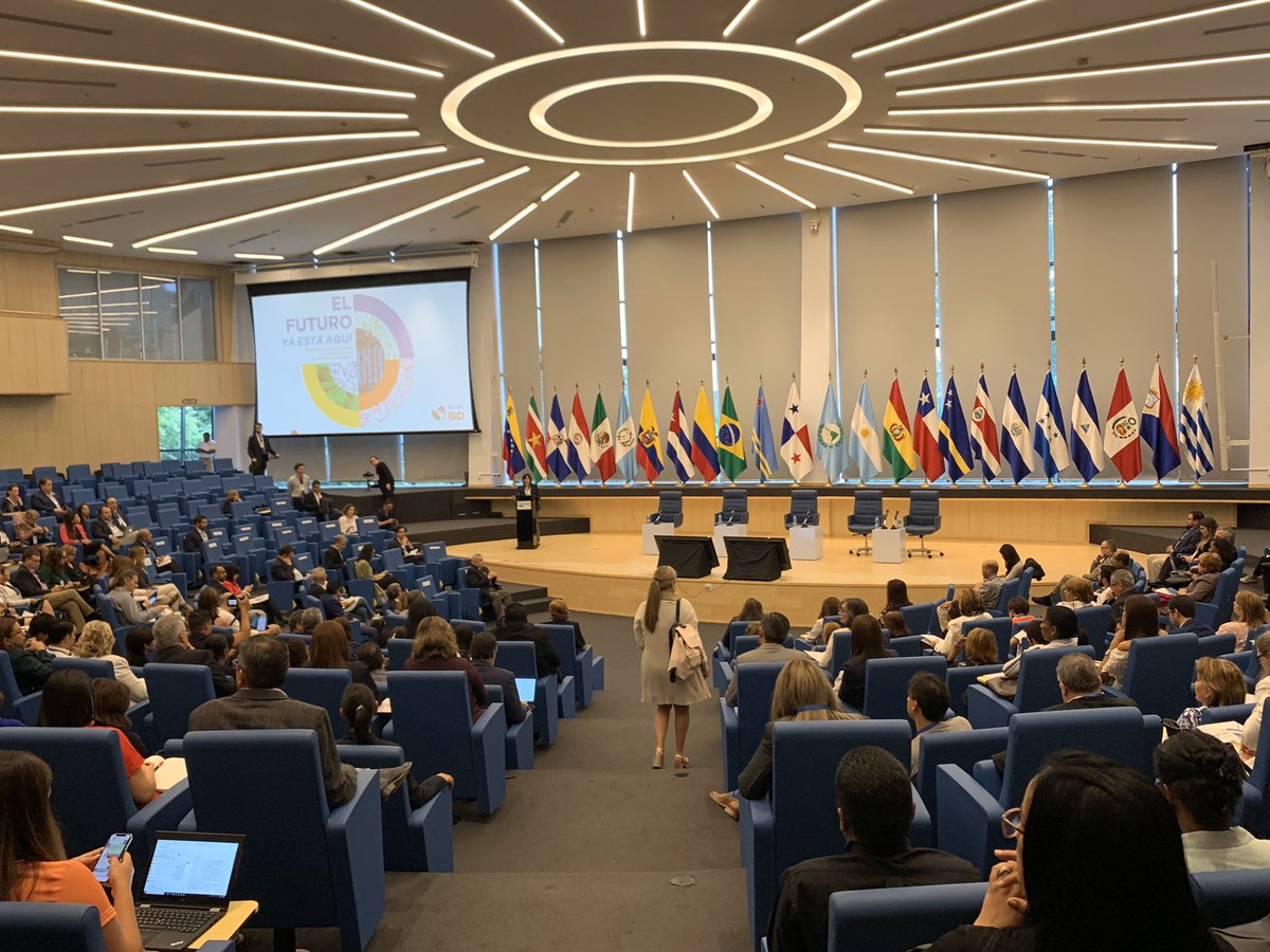 “Knowledge-based education isn’t working anymore. Soft-skills like critical thinking, creativity,
communication and ability to learn throughout life are critical skills that our education must teach our students” <a href="/VeronicaZavalaL/">Verónica Zavala</a> #habilidades21 #skills21