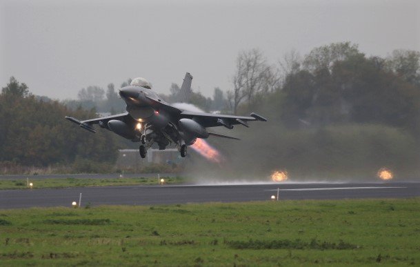 JorisvanBoven's tweet image. 20191021 Bij grijs en regenachtig weer, komt de afterburner van deze @LockheedMartin  F-16s pas goed tot zijn recht.  #FWIT2019 oefening op @VlbLeeuwarden .  #FWIT @BeAirForce @Kon_Luchtmacht