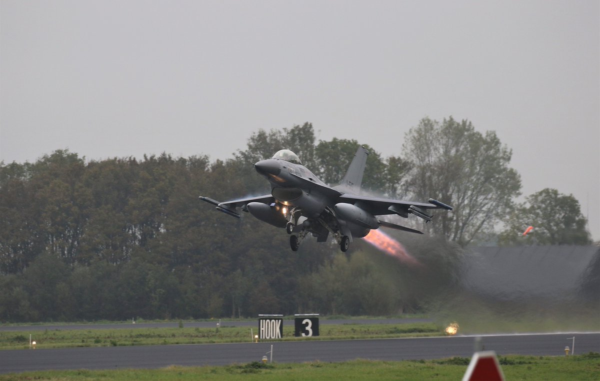 JorisvanBoven's tweet image. 20191021 Bij grijs en regenachtig weer, komt de afterburner van deze @LockheedMartin  F-16s pas goed tot zijn recht.  #FWIT2019 oefening op @VlbLeeuwarden .  #FWIT @BeAirForce @Kon_Luchtmacht