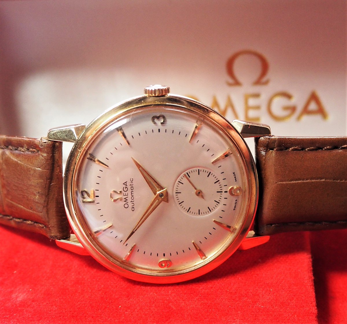 Omega 14ct gold bumper automatic, one of many nice watches on my stand at the Grandmas Attic Antique Fair, Winchester, 27th October. <a href="/qp_editors/">Q-P UK</a> <a href="/BusbyFine/">Busby Fine Watches</a> #watches #OMEGA #1950s #qualitywatches #vintagewatch #vintage #wristwatches #antiquesroadshow #antique #goldwatches