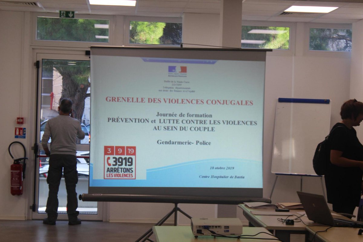 jm_defour's tweet photo. Très honoré d'avoir accueilli au CH de Bastia #CHBastia la formation "Prévention et lutte contre les violences au sein du couple" #GrenelleViolencesConjugales avec M. le Préfet de Haute Corse #Prefet2B https://t.co/k5QheTB3cs
