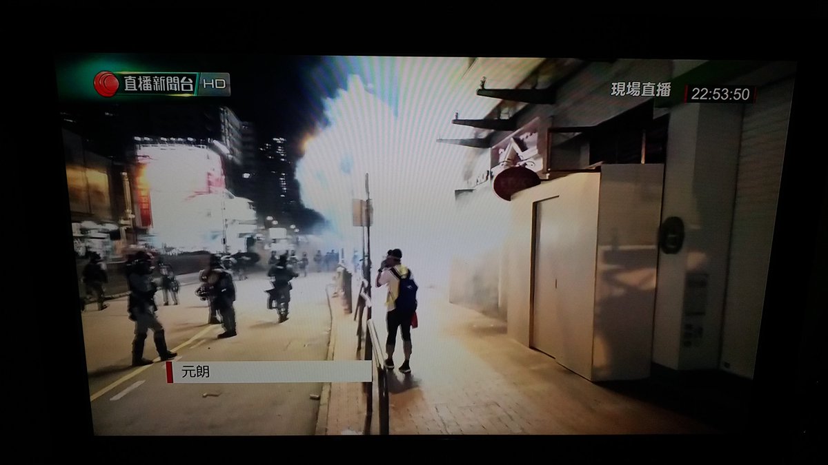 10.21 Yuen Long: Take the police dog out to suck the tear gas

#PoliceTerrorism 
#YuenLongDarkNight