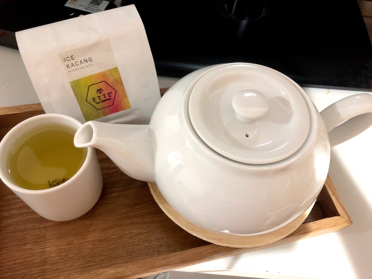 ruchareka's tweet photo. หดหู่ใจ ให้ดื่มชา ETTA GREEN TEA https://t.co/bbXIYiy8Bs