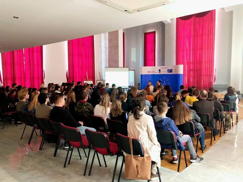 CenterAtlantic's tweet photo. НАТО Караванот денес е во Куманово. Денес се одржа работилница за матурантите од Куманово и Липково на тема „Учиме за НАТО“.
Се гледаме вечер на панел дискусија со: 
г-ѓа Радмила Шекеринска, ЗПВ и  министер за одбрана
г-ѓа Марија Петровиќ, Амбасадор на Црна Гора
#НиеСмеНАТО https://t.co/qtGBZ9uIpx