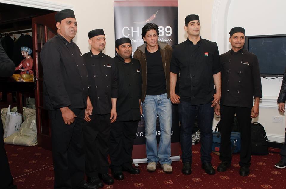 LondonSrk's tweet photo. Here’s @iamsrk #SRK #ShahRukhKhan with @Chak89Spice chefs. https://t.co/43lMBln3XJ