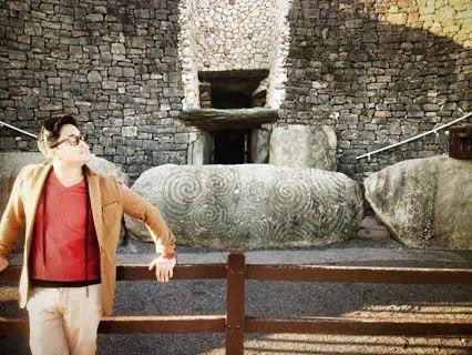 ☘️Self-confessed King of Irish Travels👑  Guarding the sacred door of Newgrange in County Meath! #ancient <a href="/meathtourism/">MeathTourism</a> <a href="/ancienteastIRL/">Ireland's Ancient East</a> <a href="/meathcoco/">Meath County Council</a> @newgrangeknowth <a href="/newgrange_tours/">Newgrange Tours</a> <a href="/IrelandB4UDie/">Ireland Before You Die</a> <a href="/DiscoverIreland/">Discover Ireland</a> <a href="/Failte_Ireland/">Fáilte Ireland</a> <a href="/GoToIrelandUS/">Tourism Ireland US</a>  #irelqnd