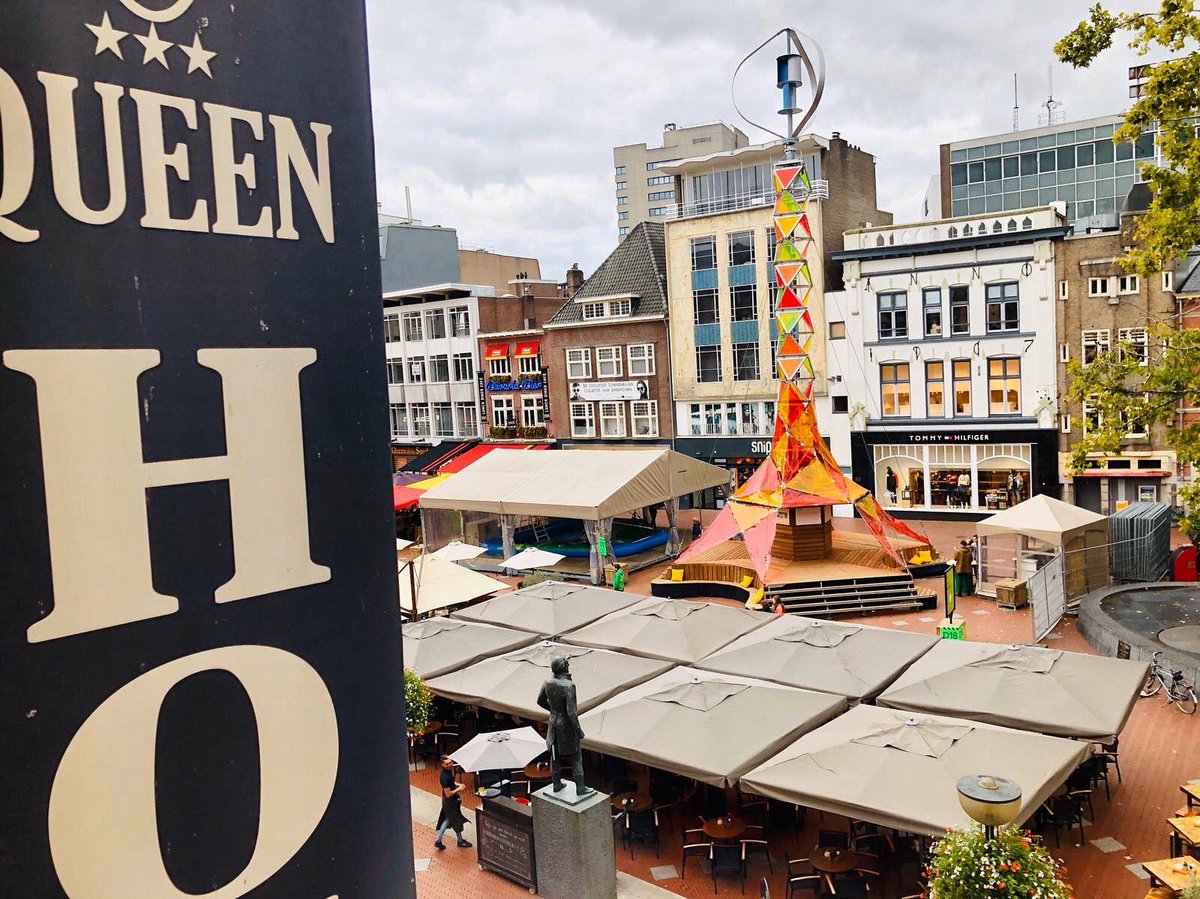 QueenEindhoven's tweet photo. Heb jij de @dutchdesignweek al bezocht? Op de #Markt staat dit jaar de uitklapbare #GEMtower (Green Energy Mill). Deze 21 meter hoge toren voorziet festivals van stroom door middel van wind- en zonne-energie ⚡️ #DDW #DDW19 #Eindhoven https://t.co/OiMTkL3o12