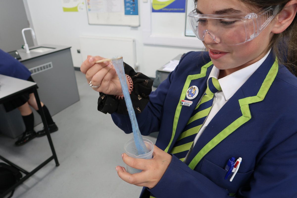 MEA_science's tweet photo. Science in practice at STEM club tonight! @MEAcad https://t.co/vRyz0n4xbc