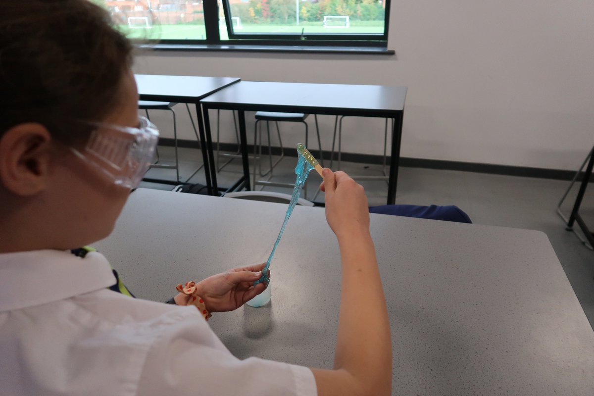 MEA_science's tweet photo. Science in practice at STEM club tonight! @MEAcad https://t.co/vRyz0n4xbc