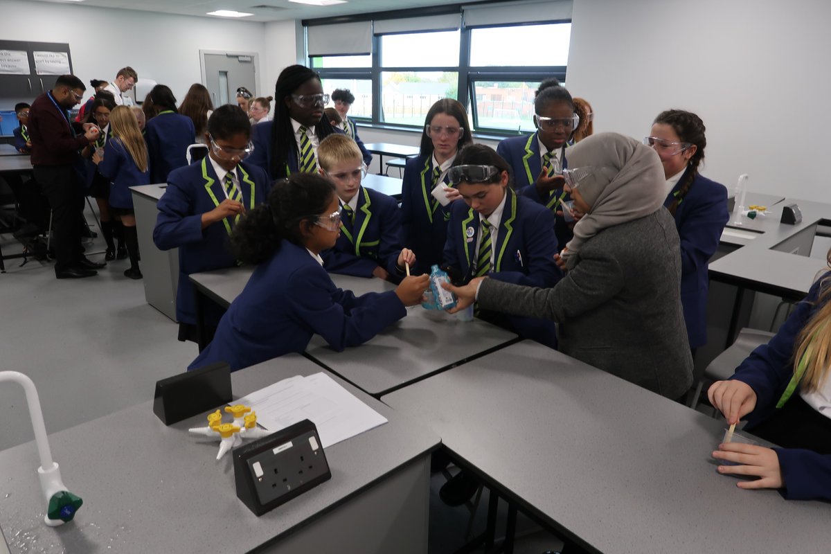 MEA_science's tweet photo. Science in practice at STEM club tonight! @MEAcad https://t.co/vRyz0n4xbc