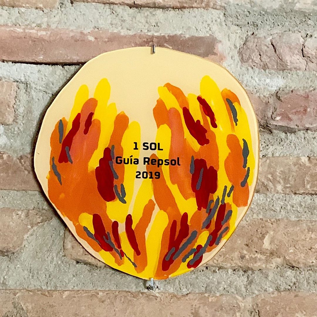 Hemos recibido en el restaurante #hotelpagodecirsus esta hermosa pieza artesanal de la #guiarepsol , como parte de la iniciativa de #cazasoles, muchísimas gracias!
Esperamos que nuestros clientes lo disfruten y participen. #pagodeCirsus #slowfood