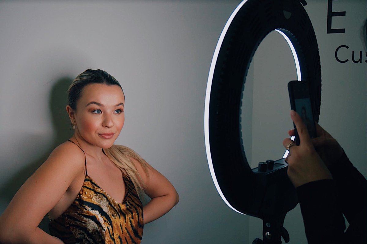 For today’s #Mondayblues cure: check out <a href="/TorriWebster/">Torri Webster</a> striking a pose in our Selfie-Wrapping-Paper 🤳🏽 interactive at the @theconciergeclub event last week!

#clientlove