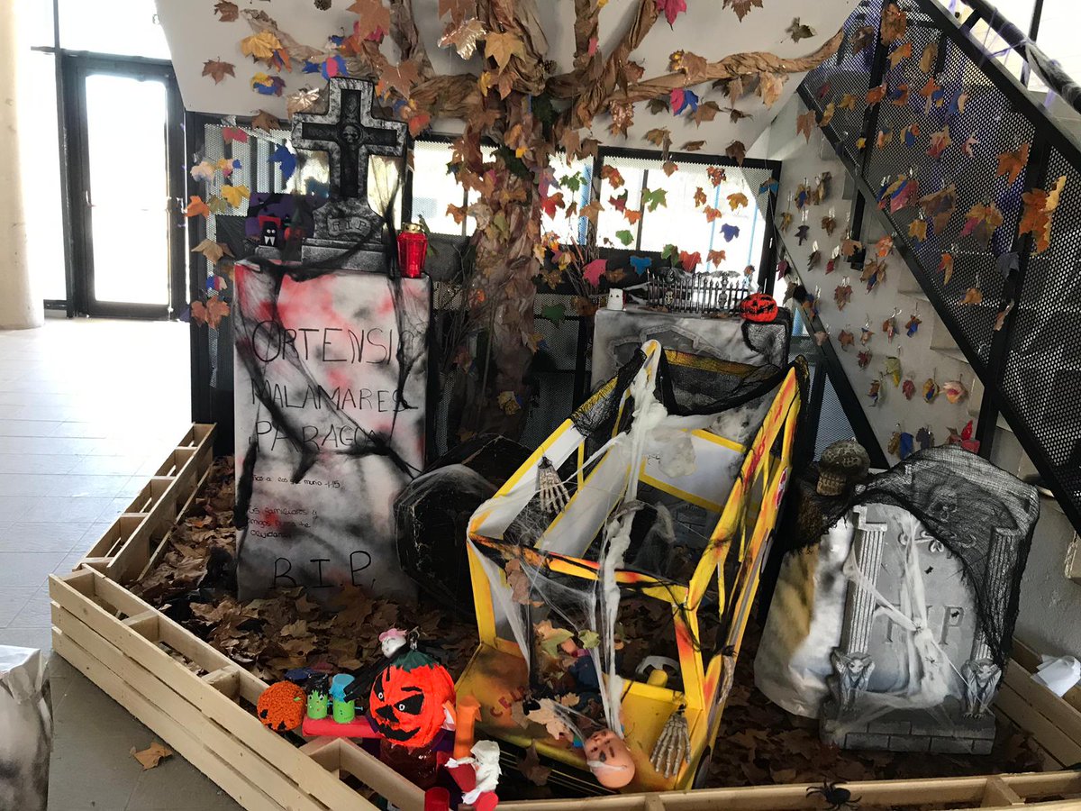 AmpaBell's tweet photo. Fantasmas, calabazas, la casa de la bruja de las golosinas, tumbas y hasta un autobús sangriento han inundado nuestro cole.
Nuestros alumnos de 4°, 5° y 6° con la ayuda de nuestros voluntarios han tenido una jornada de lo más escalofriante
HALLOWEEN HA LLEGADO A NUESTRO COLEGIO https://t.co/Cgun5rxxTS