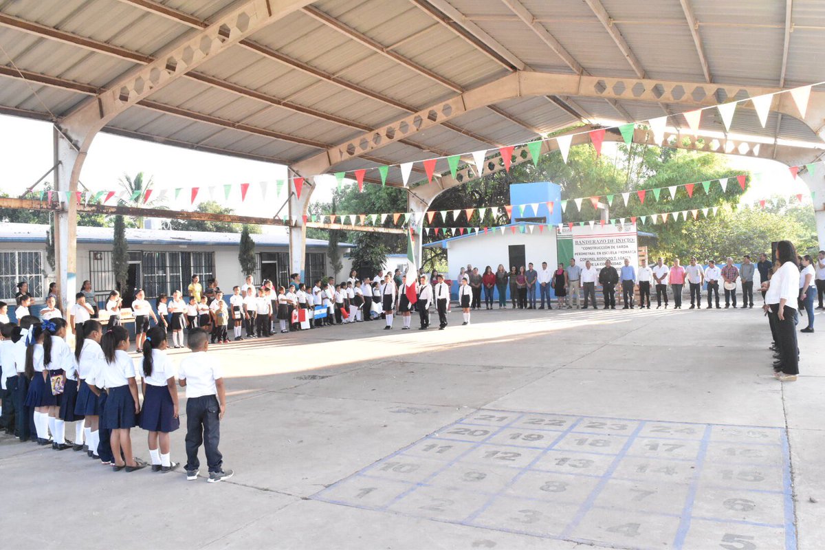 GeovaniEscobar's tweet photo. A una semana de presentar el primer informe de los logros y avances del gobierno que encabezo, seguimos damos banderazos, hoy en la escuela primaria Coronel Rodolfo T. Loaiza, de la comunidad de Caimanes, iniciamos la construcción de una barda perimetral. https://t.co/vzB4uqAHqC
