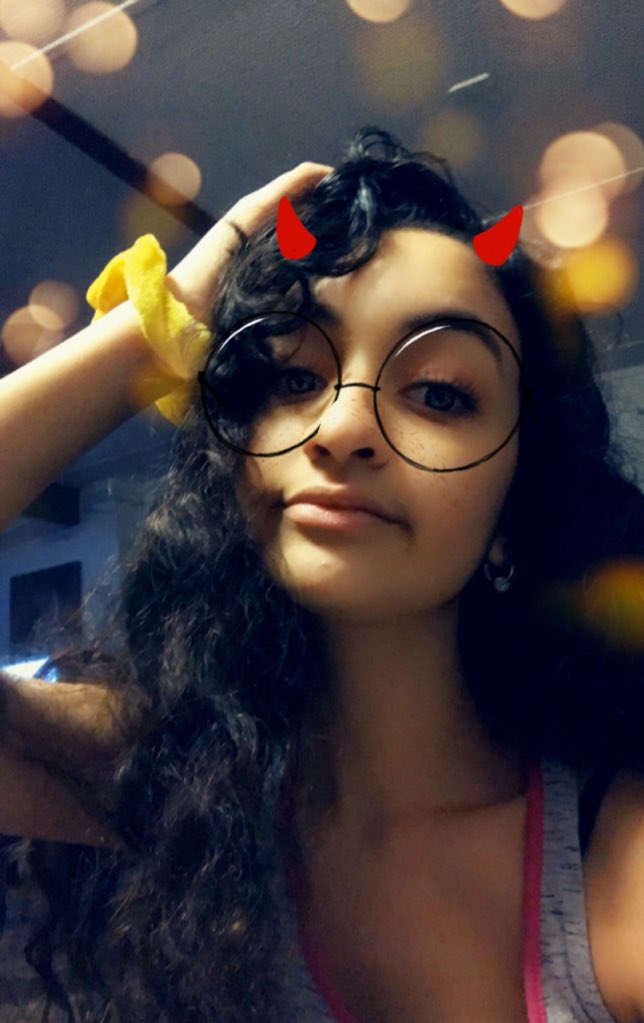 yeahitzliz's tweet image. This is me... repost if you think I’m pretty. Comment ew if you think I’m ugly. And like if you think I’m cute. Repost and like if you think Im not ugly.