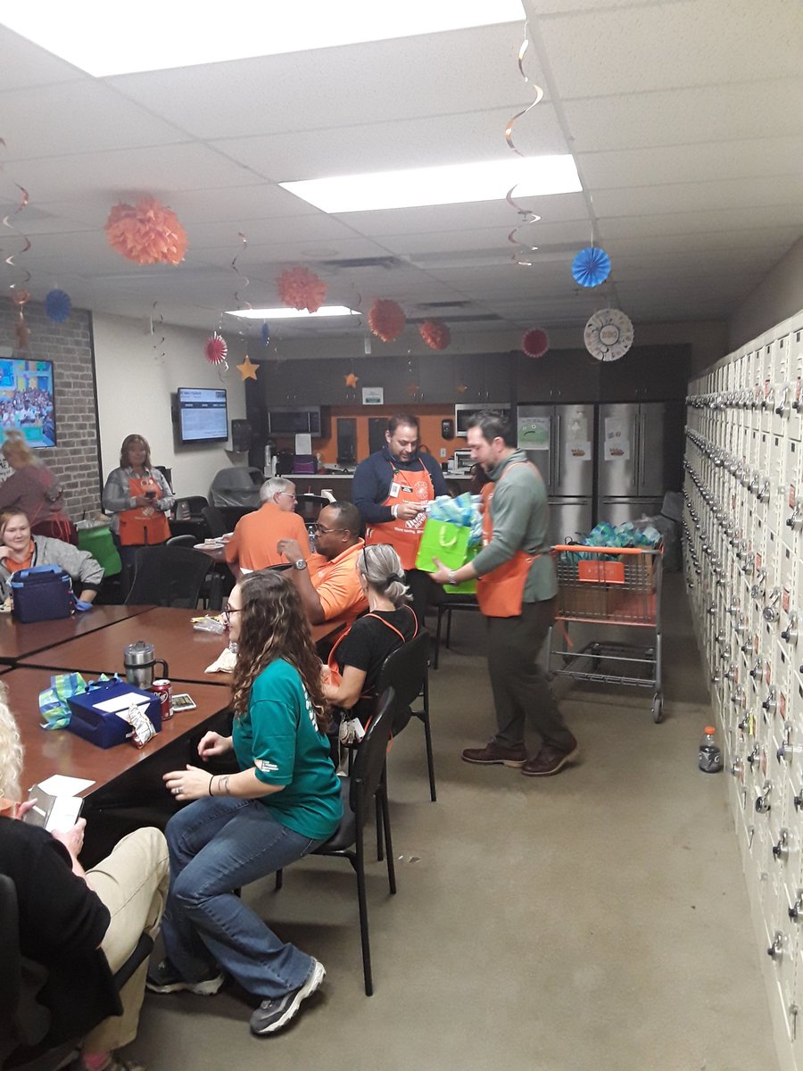 2706 store mgmt showing the MET love