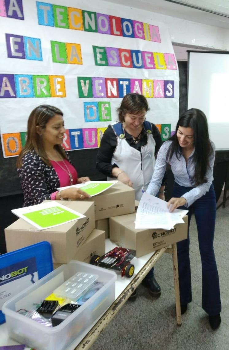 jregion7's tweet photo. Entrega de Kits de Robótica en Tres de Febrero.  Trabajando en el futuro de los chicos. https://t.co/du265AmXnv
