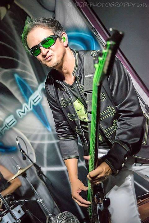 HWoodElectrics's tweet photo. Join us for #MusicMonday out on the town in #LA!
Carl's stage-time in the FREE #SunsetJam Show at the #ViperRoom kicks off at 10pm, at 8852 Sunset Blvd, #WestHollywood, CA 90069!
Think you'll recognize him with a Bass on stage & not on #ZeroMotorcycles from #HollywoodElectrics? https://t.co/ZanADA9P5F