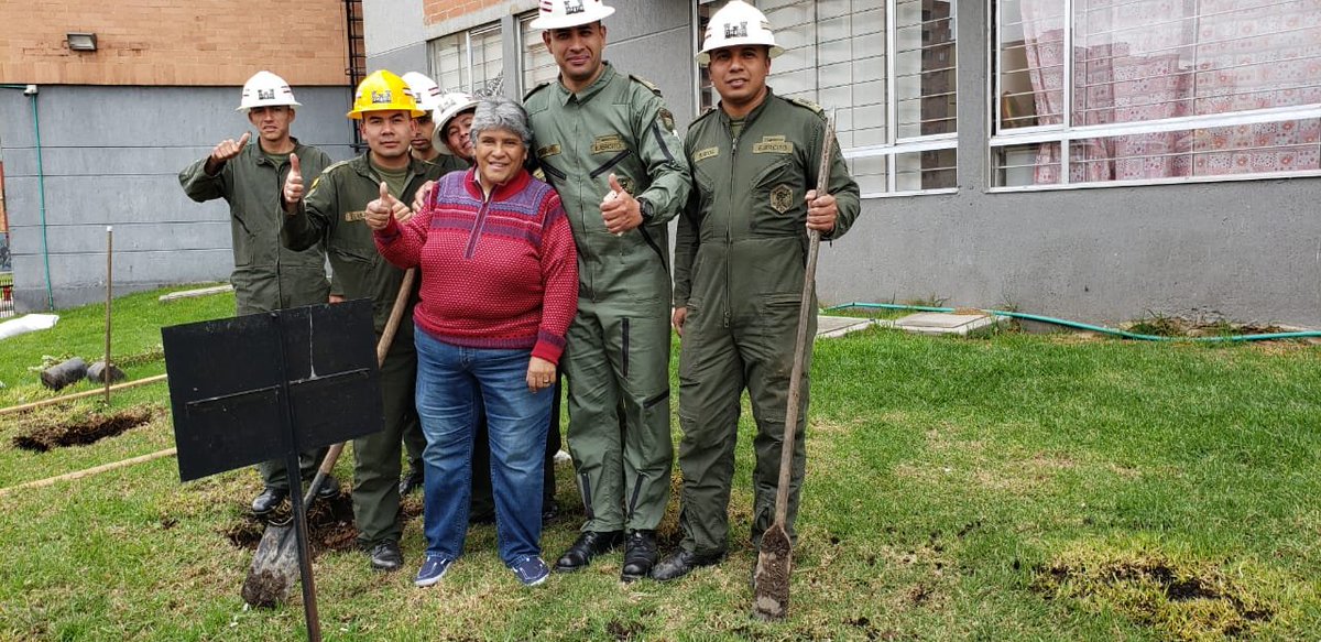Ingenieros_EJC's tweet photo. Batallón @Ingenieros_EJC n.°13 "General Antonio Baraya, #BAPOM13, #BAFLA, @JBotanicoBogota y comunidad, realizaron jornada de recuperación ambiental #OperaciónArtemisa con la siembra de 359 árboles y arbustos de especies nativas en áreas verdes de conjunto residencial en #Bogotá. https://t.co/TPKFvrVySe