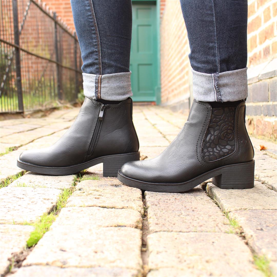 Classic 'go to' boots are a wardrobe essential.  The Lauren boot is chic, comfortable and available now.

heavenlyfeet.co.uk/collections/an…

#everydayisabootday #newboots #winterboots #dailyboots #heavenlyfeet #heavenlyfeetofficial #stylelovescomfort #memoryfoam #veganfriendly