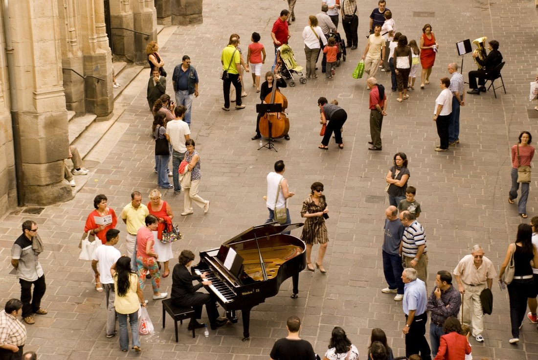 21distritos_'s tweet photo. 🎶🎻 Este fin de semana, una orquesta sinfónica se dispersa por las calles de Villa de Vallecas y Retiro.
Una intervención musical en la calle de @mmmmtv en colaboración con @Conseramaniel ¡No te lo pierdas!

+INFO: https://t.co/W6zjBuvM4o
@JMDvivallecas 
@JMDretiro https://t.co/Koukm2rTNJ