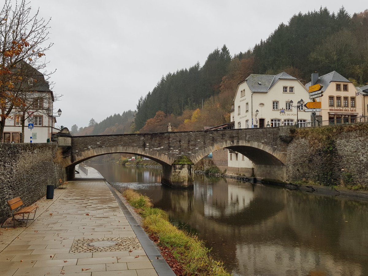 krisporelmundo's tweet photo. Luxemburgo es una escapada perfecta para un fin de semana largo. Ahora que llega el otoño el país se tiñe de dorado y muestra su cara más bonita. Te cuenta el viaje que @wircky y yo hicimos hace unos meses https://t.co/IW8tOQvTV2 https://t.co/QxiAgWRcJU