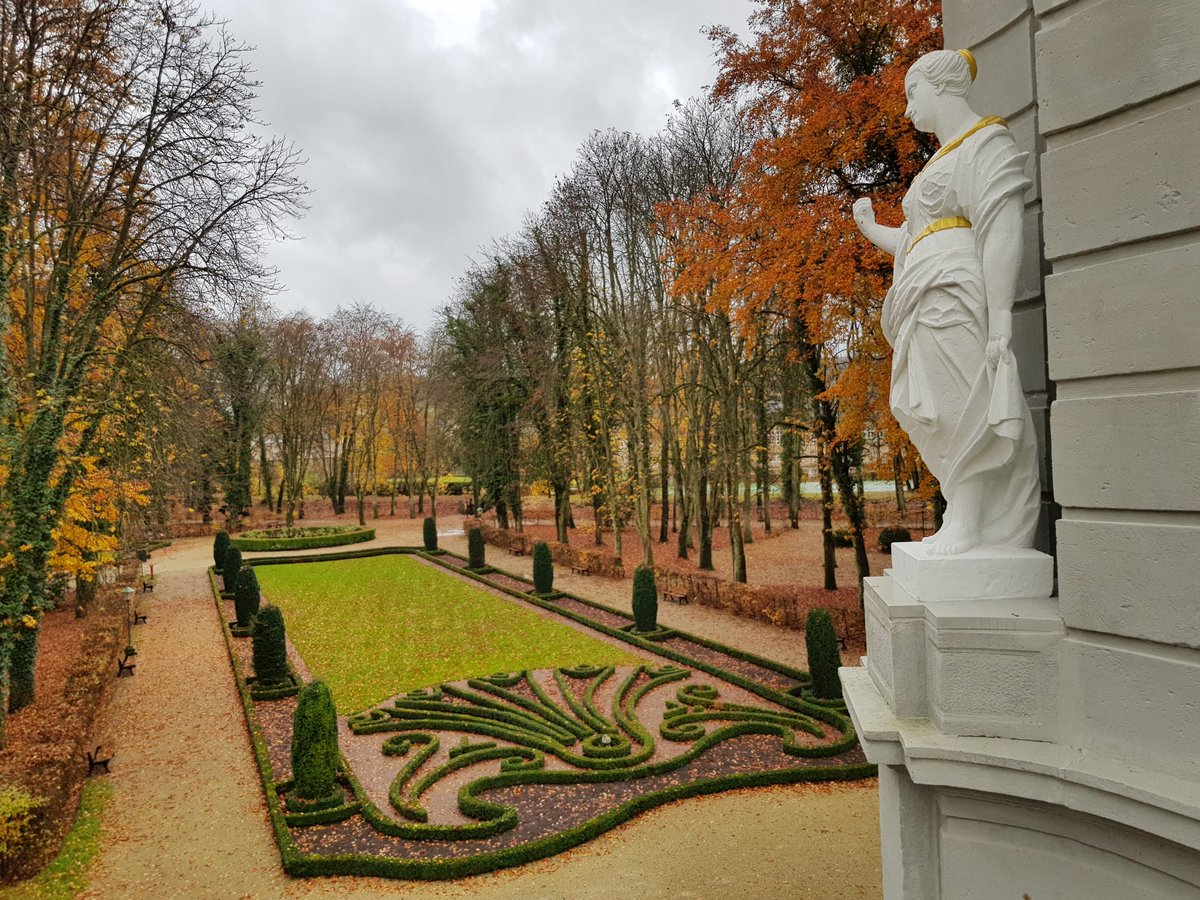 krisporelmundo's tweet photo. Luxemburgo es una escapada perfecta para un fin de semana largo. Ahora que llega el otoño el país se tiñe de dorado y muestra su cara más bonita. Te cuenta el viaje que @wircky y yo hicimos hace unos meses https://t.co/IW8tOQvTV2 https://t.co/QxiAgWRcJU