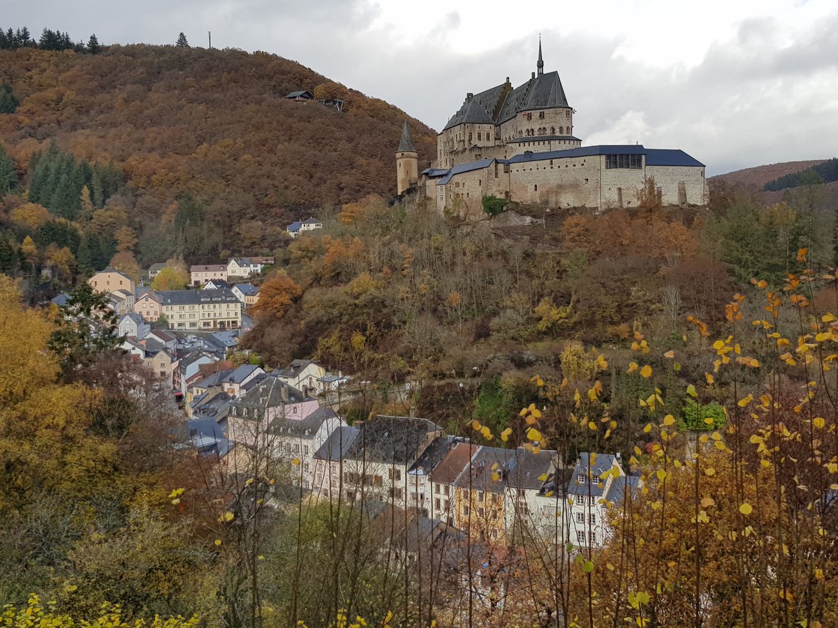 krisporelmundo's tweet photo. Luxemburgo es una escapada perfecta para un fin de semana largo. Ahora que llega el otoño el país se tiñe de dorado y muestra su cara más bonita. Te cuenta el viaje que @wircky y yo hicimos hace unos meses https://t.co/IW8tOQvTV2 https://t.co/QxiAgWRcJU