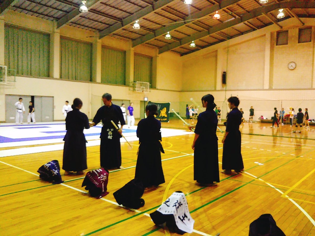山口大学医学部剣道部 月曜の部活には１年生も参加しています キャンパスが離れているけどバスが出るので安心 今回は先生がいらっしゃってご指導くださいました ちなみにこの日は空手部さんと男子バレー部さんと体育館を共有しています 部活 剣道