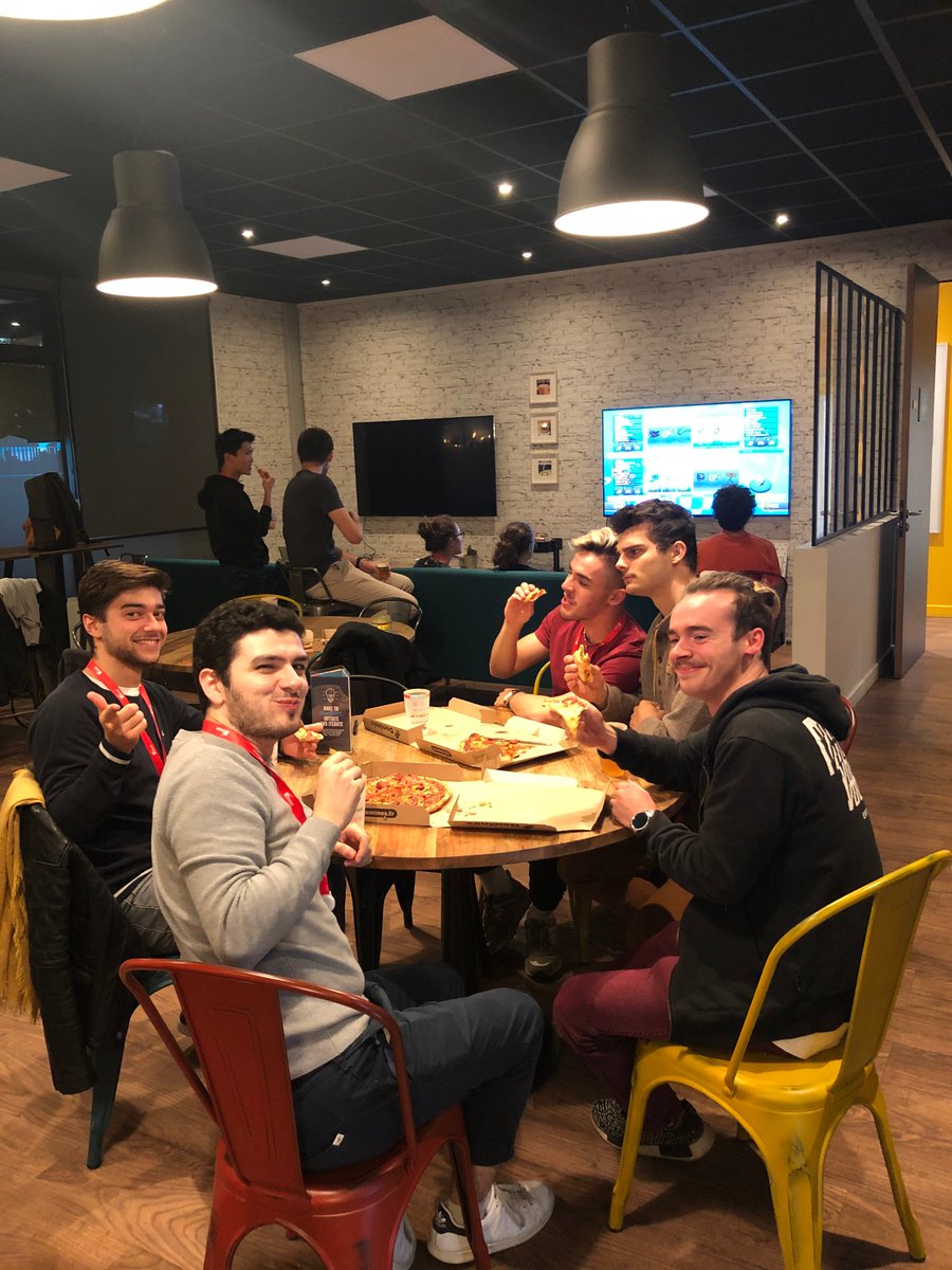 EskerFrance's tweet photo. #Shaker2019 : retour sur une belle soirée #CodingBattle entre Eskériens et étudiants de l'@insadelyon dans nos locaux 💻🍕 Merci à tous les participants ! https://t.co/QKaqPIvobO