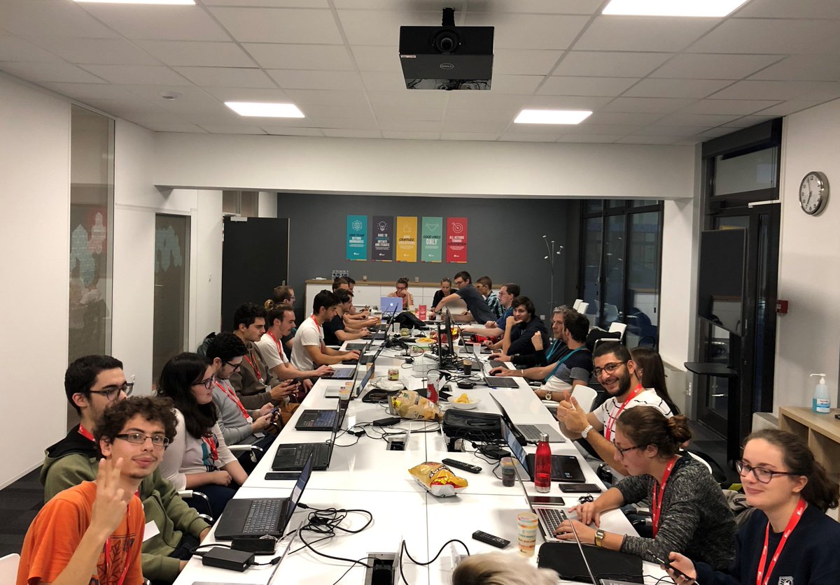 EskerFrance's tweet photo. #Shaker2019 : retour sur une belle soirée #CodingBattle entre Eskériens et étudiants de l'@insadelyon dans nos locaux 💻🍕 Merci à tous les participants ! https://t.co/QKaqPIvobO