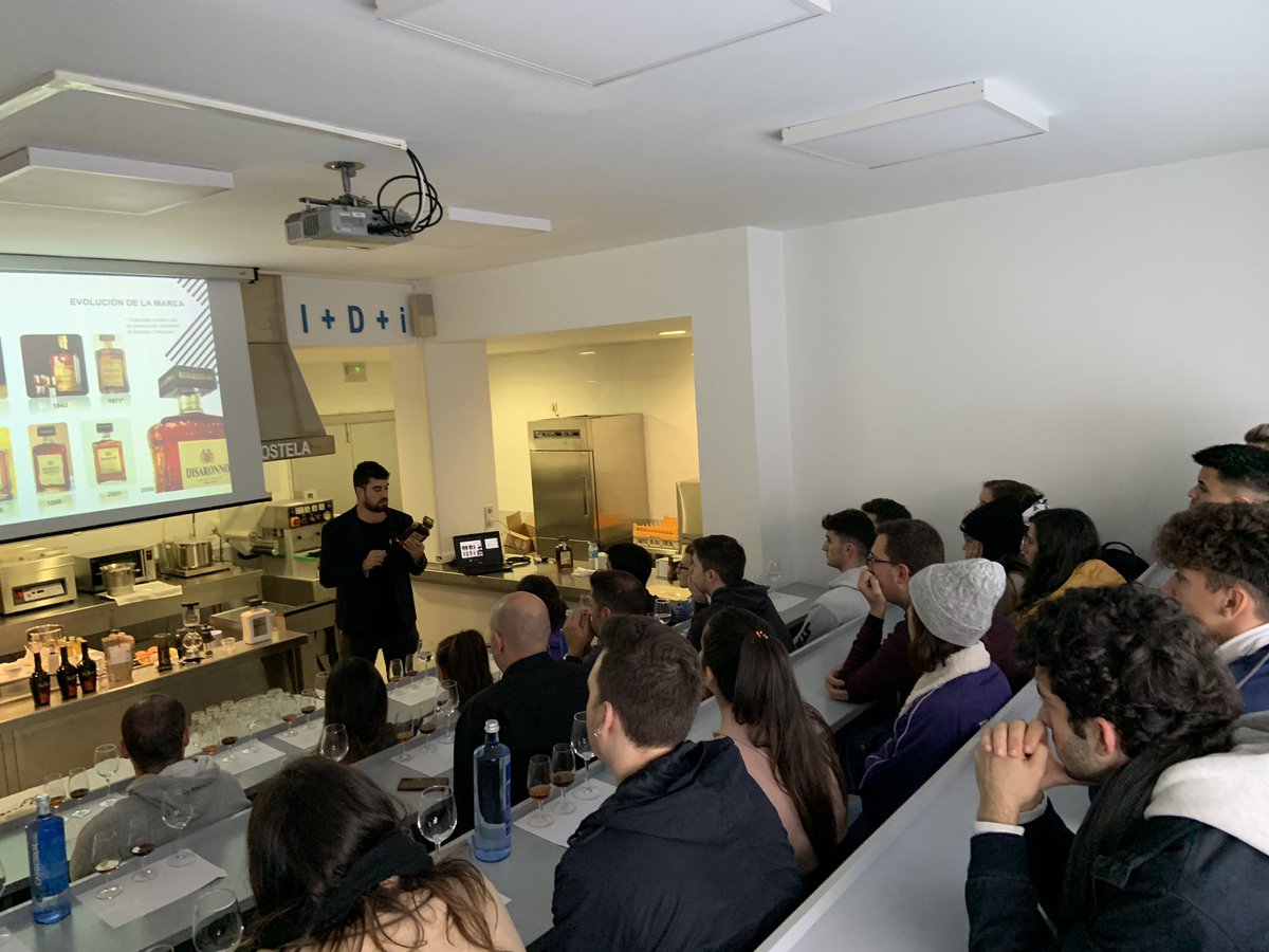 Arrancamos #MASTERCLASS de <a href="/alejandrogarin/">Alejandro Garin</a> hablando de <a href="/Disaronno_es/">Disaronno_es</a>