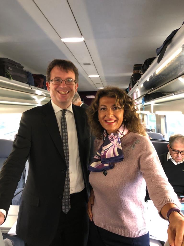 F_Stelline's tweet photo. In viaggio verso #Parigi insieme al @culturamilano per assistere all’anteprima della mostra #ExpoLéonard al @MuseeLouvre
Su @TGV_Lyria l’assessore #FilippoDelCorno ha illustrato gli eventi del palinsesto #milanoleonardo500, tra cui la nostra #mostra #Spolvero
#MilanoLeonardo500 https://t.co/VTfEvHqdIn