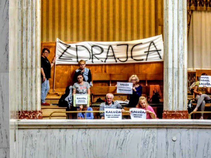 Kom_Obr_Dem's tweet photo. XIV sesja Sejmiku Województwa Śląskiego.
Nasi działacze, jak co miesiąc, przypominają vice marszałkowi #Kałuża że jest zdrajcą i że oszukał swoich wyborców. 
#KałużaZdrajca https://t.co/HBplqlMYKk