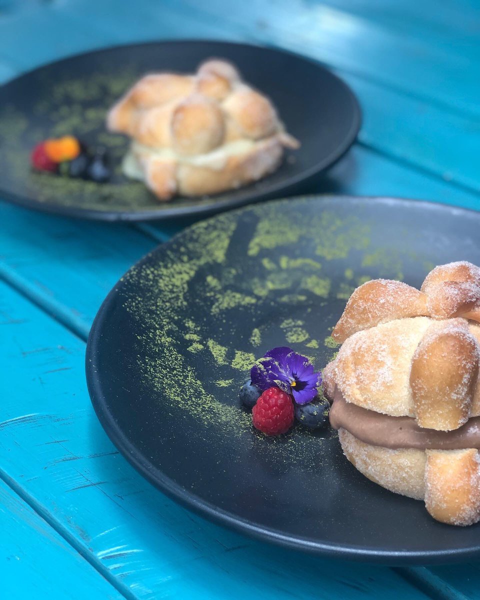 OCTUBRE🌾💀 Nos sorprende con 2 sabores✨ 
1.-Pan de muerto con cremoso de cacao de Tabasco🖤
2.-Crema pastelera con vainilla de Papantla💛
¿Cuál es tu favorito? 
#forevervegano Guanajuato 54 Roma Norte y Alejandro Dumas 16 Polanco
#mexicocityvegan #plantbased 🌱