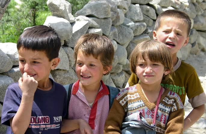 LouakedZ's tweet photo. Les Turcs de HUNZA, un peuple qui peut vivre jusqu'à 145 ans. 
Il vivent dans la vallée du fleuve HUNZA à plus de 2400 mètres d'altitude, entre l'Inde et le Pakistan. #Pakistan #hunza #india #Muslims #turc https://t.co/XdqdWVPlbq