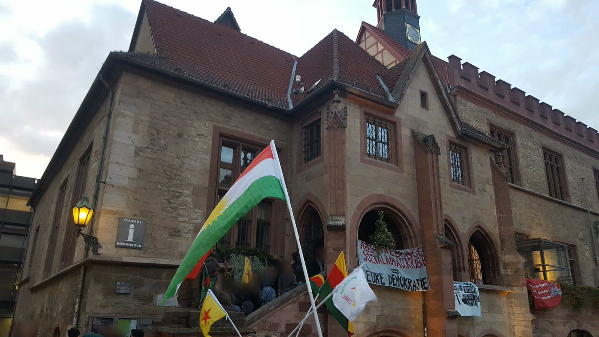linksunten_goe's tweet photo. 1821 erste Gäste wollen zur Veranstaltung, erste POL auch anwesend bei der #Bockade gegen die #Veranstaltung von Thomas de Maizière innerhalb des Literaturherbst #Göttingen vorm Alten #Rathaus https://t.co/tyC6xNUDKA