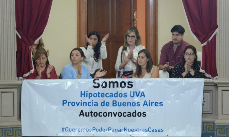 Politica_Medios's tweet image. #Debate: @mauriciomacri prometió #ajustar los #créditosUVA por salario y los #hipotecados le #recordaron que #Cambiemos #prohibió un proyecto similar
politicaymedios.com.ar/nota/13936/deb…