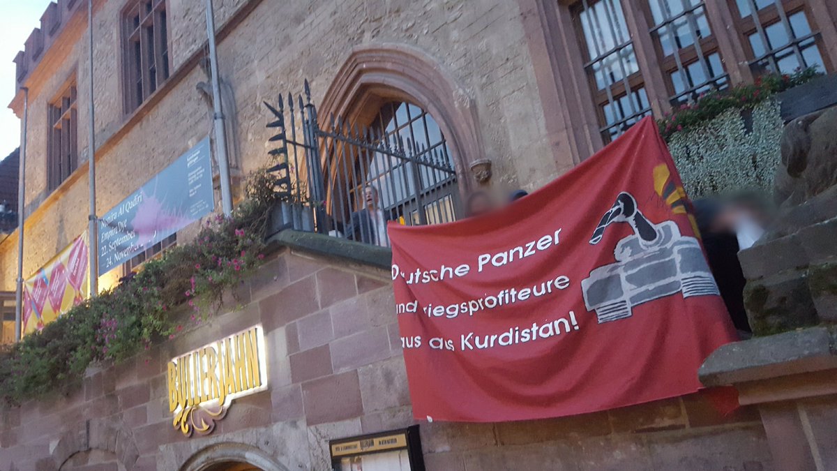 linksunten_goe's tweet photo. 1830 nun auch zweiter Eingang blockiert. Wir twittern nur nur CH wenig, konzentrieren uns aufs Fotos machen bei der #Bockade gegen die #Veranstaltung von Thomas de Maizière innerhalb des Literaturherbst #Göttingen vorm Alten #Rathaus https://t.co/CeydTy7itd