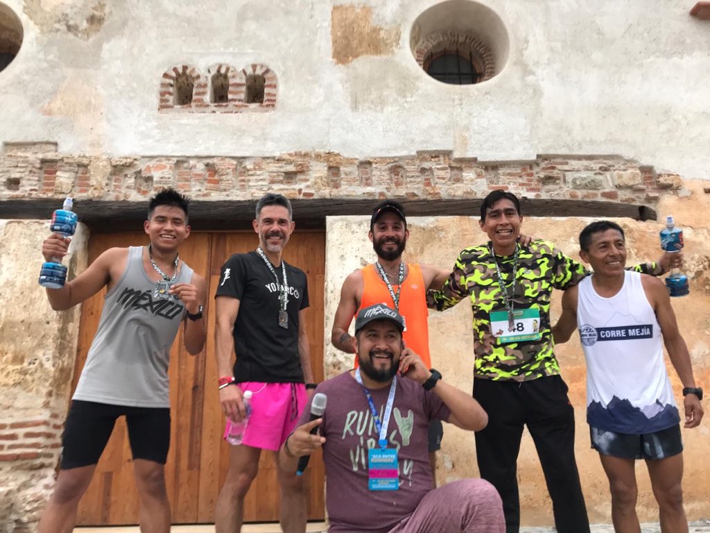 doctorespindola's tweet photo. Conviviendo con el rey de las montañas.
Ricardo Mejía; ejemplo de humildad y perseverancia.
Estuvo #AcáEntreRunners en la ciudad de Oaxaca. 
Sus mejores frases en el congreso; “Pinches gringos no comen gente” y “Muy chingón para correr pero aquí estoy llorando”
#QuePincheOrgullo https://t.co/DkbmxkF2Sk