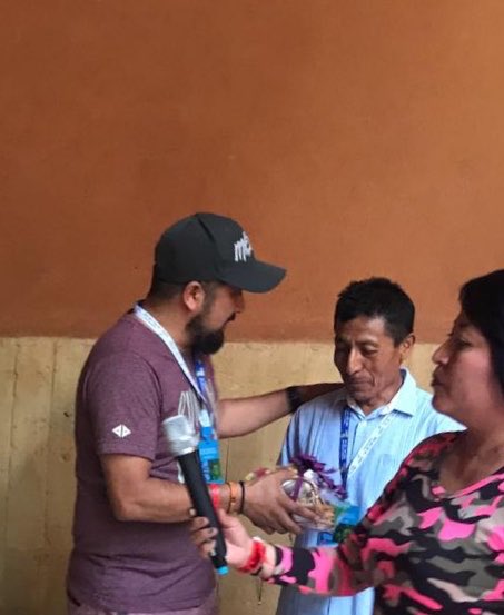 doctorespindola's tweet photo. Conviviendo con el rey de las montañas.
Ricardo Mejía; ejemplo de humildad y perseverancia.
Estuvo #AcáEntreRunners en la ciudad de Oaxaca. 
Sus mejores frases en el congreso; “Pinches gringos no comen gente” y “Muy chingón para correr pero aquí estoy llorando”
#QuePincheOrgullo https://t.co/DkbmxkF2Sk