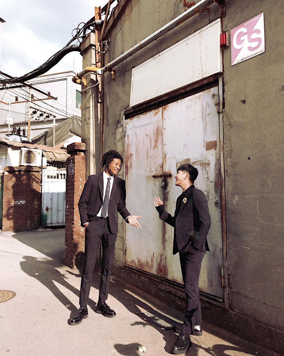 LeeHowonArg's tweet photo. [FOTOS] 191012 Howon asistió al casamiento de Kangnam y realizó ésta improvisada y divertida sesión de fotos con su amigo y coprotagonista Hyunmin~

#호야 #HOYA #이호원 #ホヤ #HOWON https://t.co/btP1oDLYud