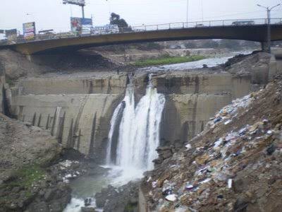 DanielAcuaPrie3's tweet photo. El río Rimac, principal proveedor de agua de Lima, Perú, está enfermo por la contaminación y el cambio climático. Un problema para la segunda capital más desértica del mundo por detrás de El Cairo, donde un tercio de la población sólo tiene agua unas horas al día o ni tienen. https://t.co/BapOLBB0mJ